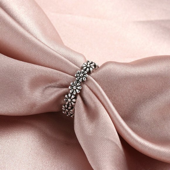 Jewelry - NWOT Silver Flower Ring